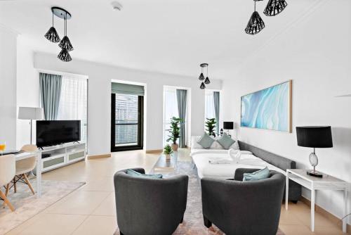 Skyline Views 2BR Near Burj Khalifa & Dubai Mall with Pool Access, Dubái (foto 3)
