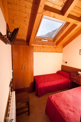 1 double bed, 2 twin beds