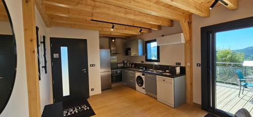 virtuve, 3 Chalets avec vue imprenable et SPA in Boussoulet