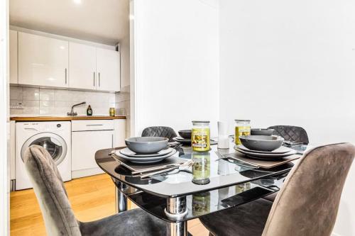 Picture of Luxaway Apartment In Earls Court - Sleeps Up To 10