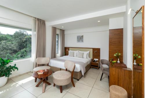 Standard Double Room image 3