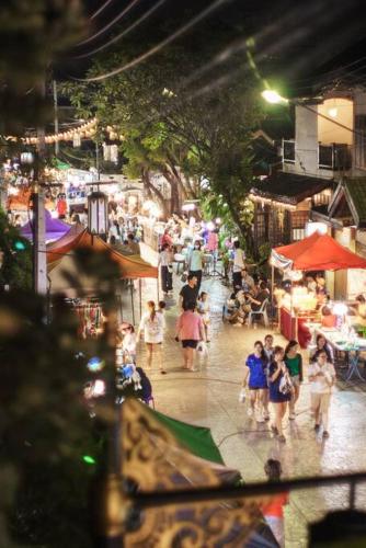 The Author - Fong Lee CC Lampang Walking Street, Lampang (foto 8)