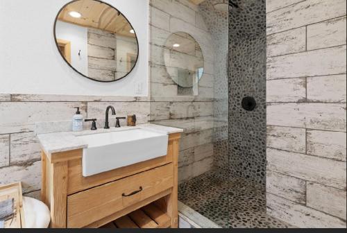 Central located Cabin with hottub in Big Bear Lake in Big Bear Lake, USA