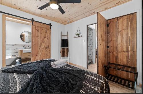 Central located Cabin with hottub in Big Bear Lake in Big Bear Lake, USA