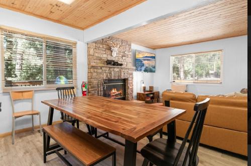 Central located Cabin with hottub in Big Bear Lake in Big Bear Lake, USA