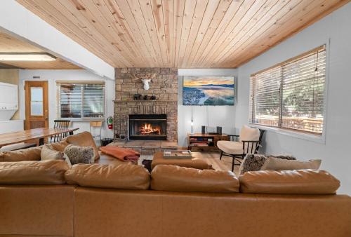 Central located Cabin with hottub in Big Bear Lake in Big Bear Lake, USA