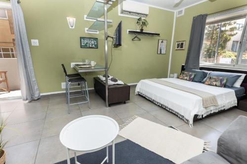 Studio with Balcony image 4