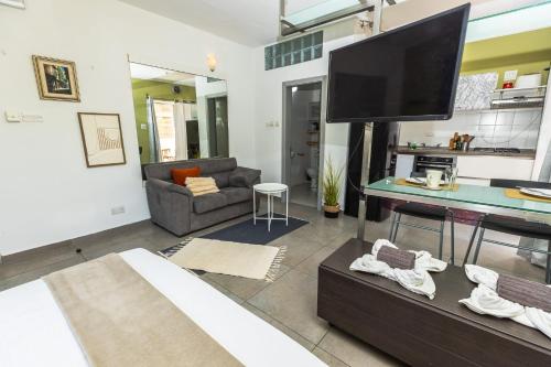 Studio with Balcony image 7