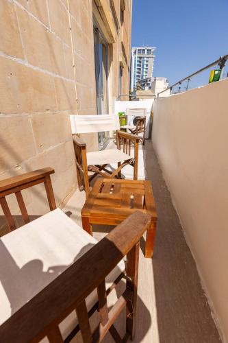Studio with Balcony image 1