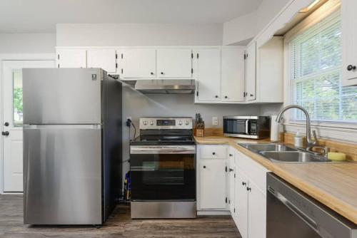 Yellow Door Cottage - 3BR, Pet and family friendly in Chattanooga, USA