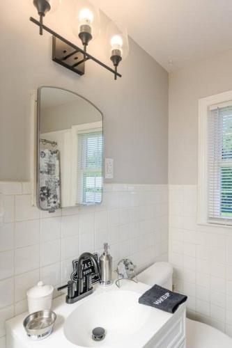 Yellow Door Cottage - 3BR, Pet and family friendly in Chattanooga, USA