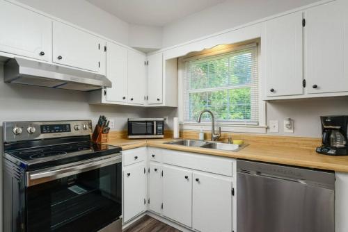 Yellow Door Cottage - 3BR, Pet and family friendly in Chattanooga, USA