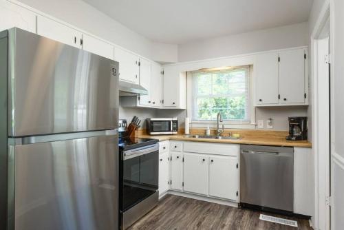 Yellow Door Cottage - 3BR, Pet and family friendly in Chattanooga, USA