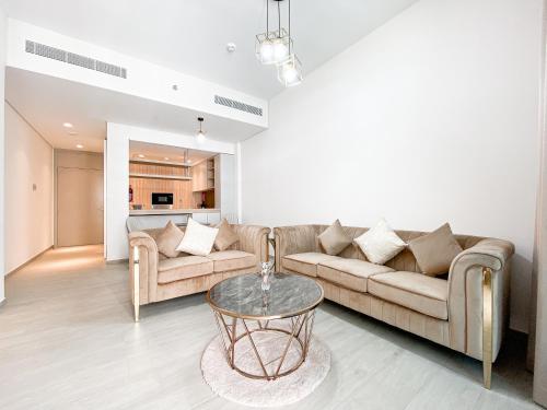 Wilton Terrace Charm- Stylish 1-Bedroom in MBR City With a Pool View, Dubai
