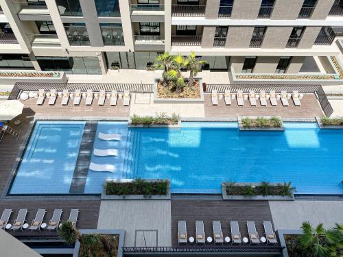 Wilton Terrace Charm- Stylish 1-Bedroom in MBR City With a Pool View, Dubai (Foto 5)