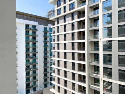 Wilton Terrace Charm- Stylish 1-Bedroom in MBR City With a Pool View - image 5