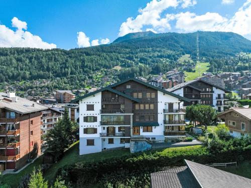 Apartment Mont-Soleil 2 by Interhome in Нанда