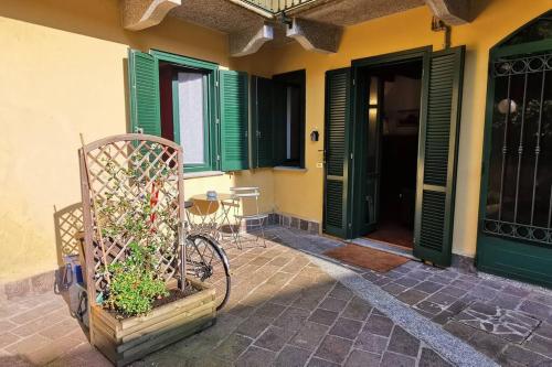 Bilocale in corte ristrutturata, Angera (Foto 2)