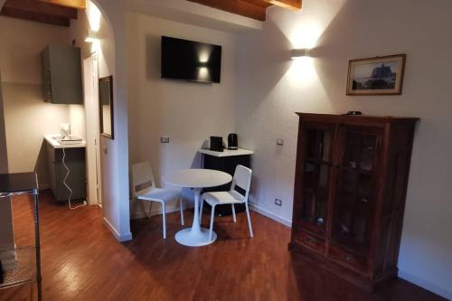 Bilocale in corte ristrutturata, Angera (Foto 3)