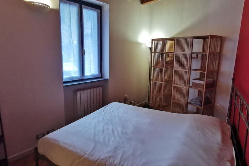 Bilocale in corte ristrutturata, Angera (Foto 4)