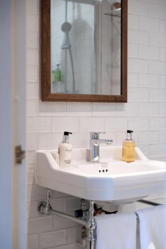 The Pilot Inn - image 10