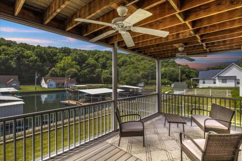 Lakefront Paradise -Private Dock, Calm Cove Lakefront Paradise -Private Dock, Calm Cove