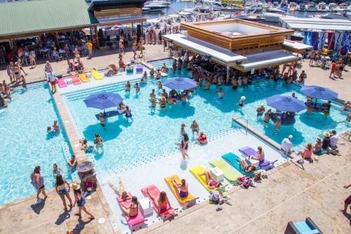 Off The Hook, Topsider Condo with 2 pools, Firepits Off The Hook, Topsider Condo with 2 pools, Firepits