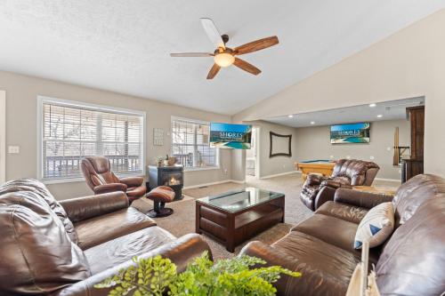 Lighthouse Lodge - Game Room, Swim Dock, Fire Pit in Kimberling City, USA