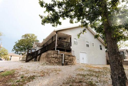 Lighthouse Lodge - Game Room, Swim Dock, Fire Pit in Kimberling City, USA