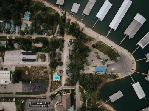 Lighthouse Lodge - Game Room, Swim Dock, Fire Pit in Kimberling City, USA