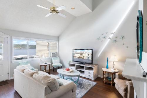 Panoramic Point, Waterfront Condo with Pool, Tennis