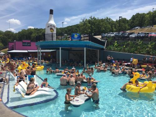 Panoramic Point, Waterfront Condo with Pool, Tennis