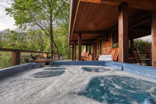 Hot tub, Bear Is Buellers Day off in Gatlinburg (TN)