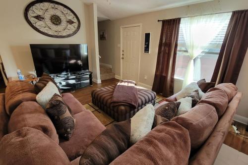393 Cozy 2 Bedroom Townhome in Addison in Addison, USA