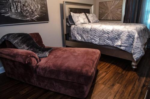 393 Cozy 2 Bedroom Townhome in Addison in Addison, USA