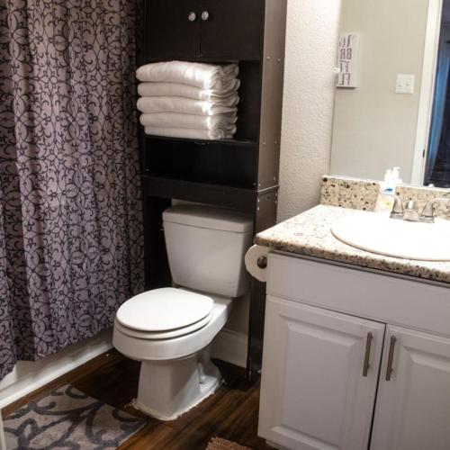 393 Cozy 2 Bedroom Townhome in Addison in Addison, USA