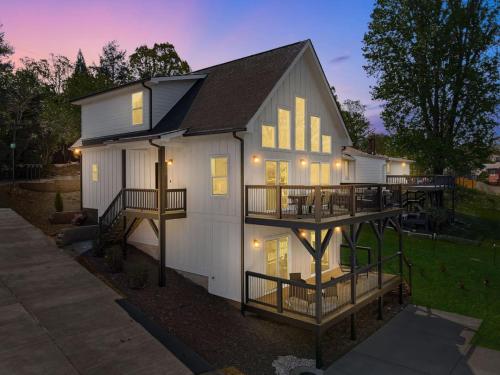 New Beautiful Home with Mtn Views, 2 Decks, Walk to Biltmore Village in Asheville, USA