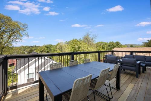 New Beautiful Home with Mtn Views, 2 Decks, Walk to Biltmore Village in Asheville, USA