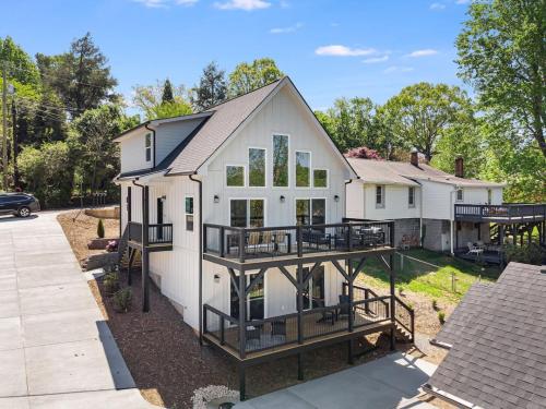 New Beautiful Home with Mtn Views, 2 Decks, Walk to Biltmore Village in Asheville, USA