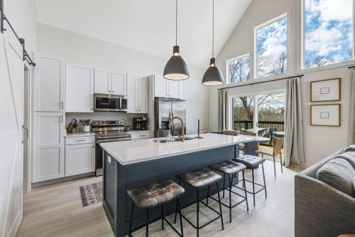 New Beautiful Home with Mtn Views, 2 Decks, Walk to Biltmore Village in Asheville, USA