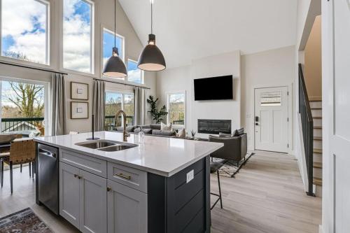 New Beautiful Home with Mtn Views, 2 Decks, Walk to Biltmore Village in Asheville, USA