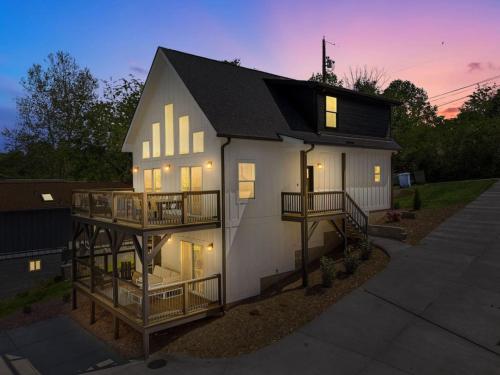 New Biltmore Village 5 Bedroom Home, 2 Decks, Mtn Views in Asheville, USA