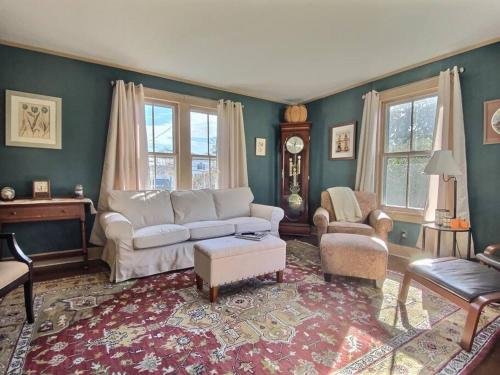 Historic Colonial Pool Walk to Town in Litchfield