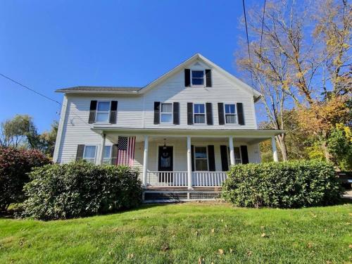 Historic Colonial Pool Walk to Town in Litchfield, USA