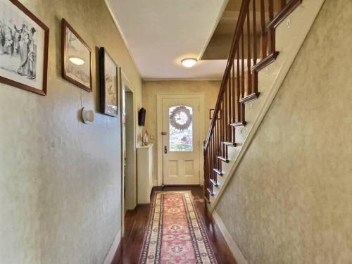 Historic Colonial Pool Walk to Town in Litchfield