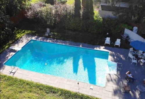Historic Colonial Pool Walk to Town in Litchfield