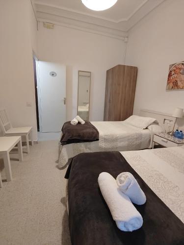 Twin Room with Shared Toilet image 1
