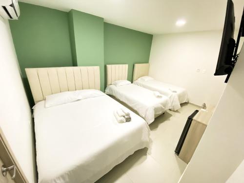 1 queen bed, 1 double bed