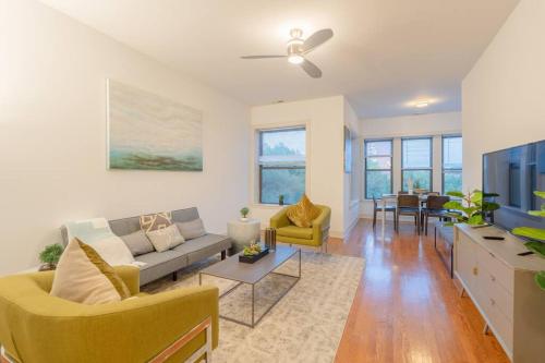 3BR Prime Hyde Park Location Near UChicago and Dining in Chicago, USA