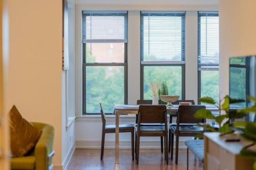 3BR Prime Hyde Park Location Near UChicago and Dining in Chicago, USA
